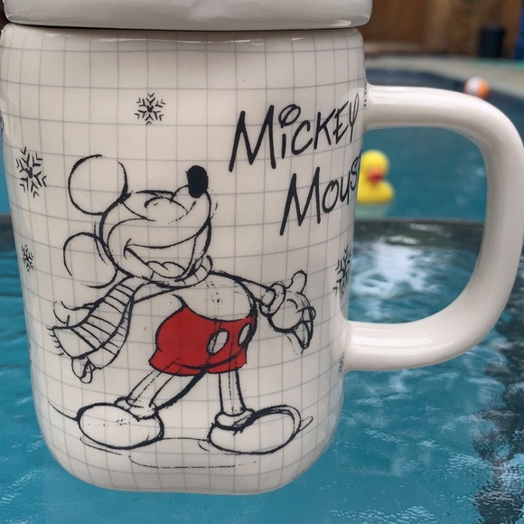 New Disney Sketchbook Mickey Mouse Mug Santa lid - Picture 3 of 12
